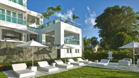 Луксозен дом изцяло в бяло