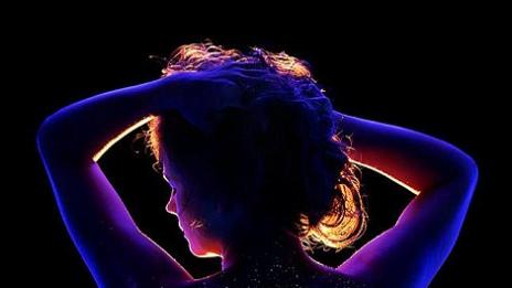 Магически пейзажи оживяват върху женски тела