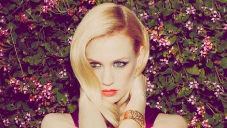 Три списания, една истинска блондинка