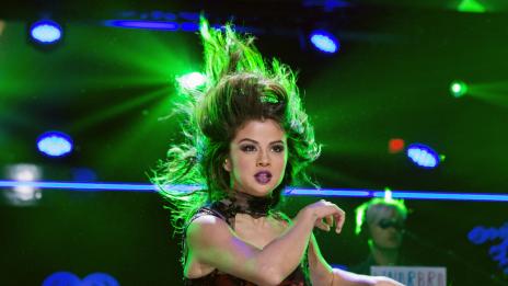 Гомес излиза с по-млада версия на Бийбър