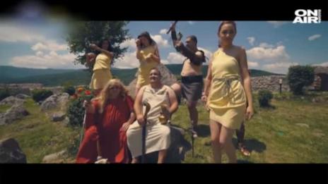 Радо Шишарката се разголи в клип край антична крепост. Предизвика скандал