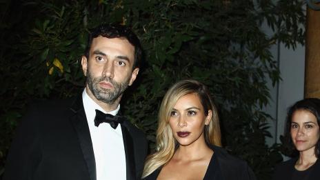 Ким Кардашян съвсем се разголи