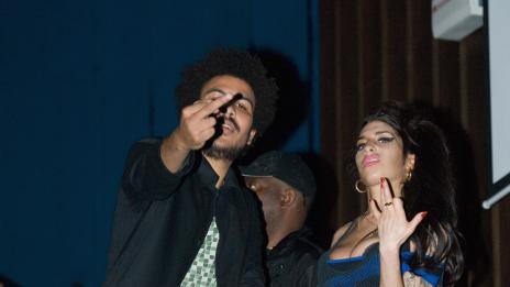 Ейми Уайнхаус се натрови?!