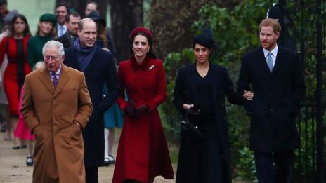 Как се отнася принц Чарлз към Меган и Кейт?