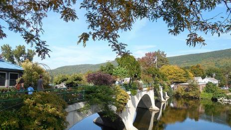 Мостът на цветята в Шелбърн Фолс