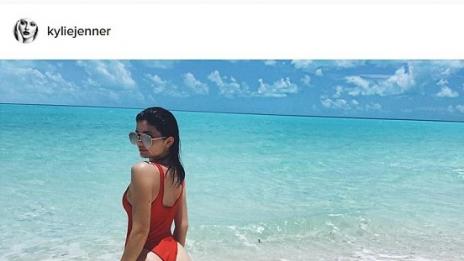 Кайли Дженър заголи задни части