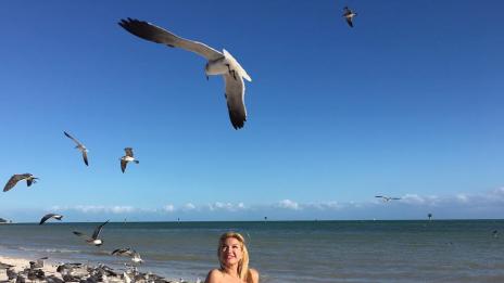 Вече сама: Йоанна Драгнева се разхвърля по бански