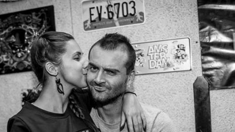 Тома от Music Idol очаква дете