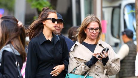 Папараци: Ирина Шейк залага на гащеризон