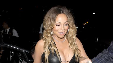 Чар или бедствие: Марая Кери с прилепнала рокля