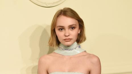 Дъщерята на Джони Деп и Ванеса Паради дебютира на червения килим