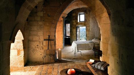 Скален хотел в извивката на Ботуша