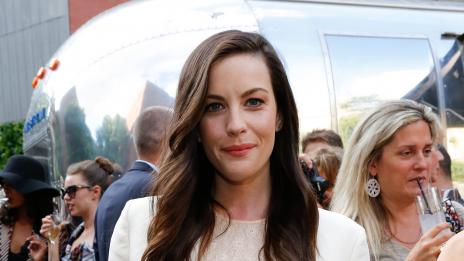 Лив Тайлър краде козметиката на баща си