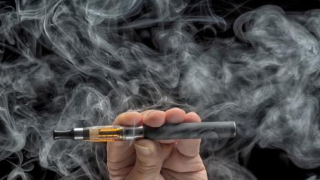 Опасни ли са е-цигарите и помагат ли ни да се откажем от порока?