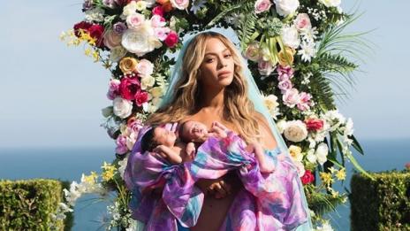 Бионсе и близнаците забелязани на почивка в Маями