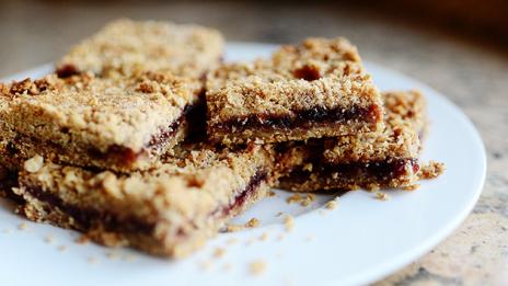 Видео рецепта: Ягодови барчета с овес