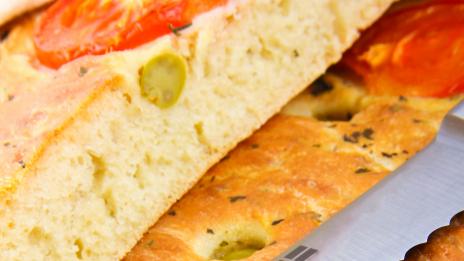 Италианска фокача с масини и домати