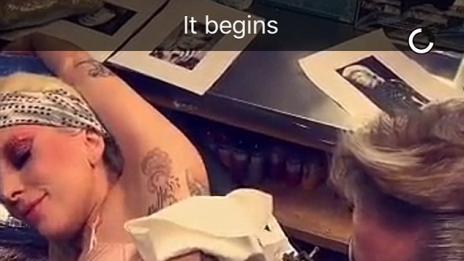 Лейди Гага си татуира Дейвид Боуи