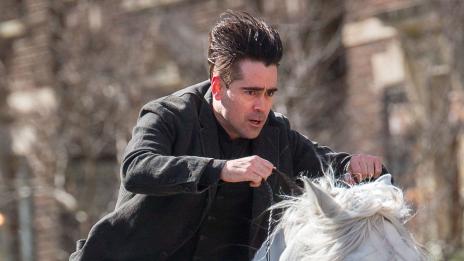 Колин Фарел мина през Ню Йорк на бял кон