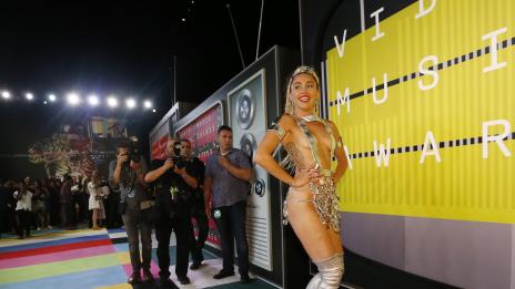 Майли Сайръс сяда на стола на Гуен Стефани в „Гласът“