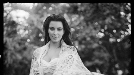 Ким Кардашян се престраши да покаже бременната си фигура