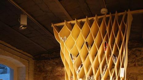 Десет полици за книги с необичайна форма