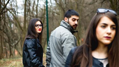 Странните причини защо мъжете изневеряват