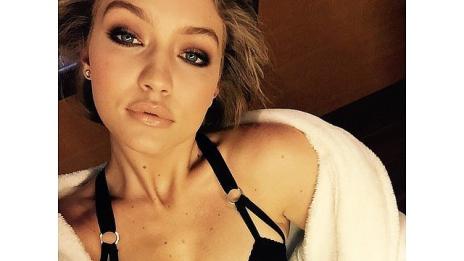 Най-съблазнителните звездни селфита за 2015-та