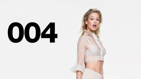 Каролин Мърфи е една богиня в бяло