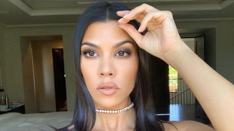 Заради реклама: Кортни Кардашян се съблече чисто гола