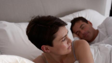 Будуването заради плачещо бебе може да съсипе брака ви