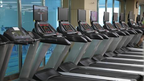 Хубаво ли е да се държите за бягащата пътека при употребата й?