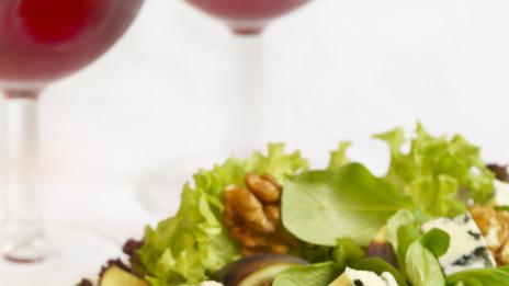 Салата със сирене и плодове