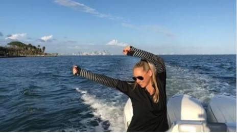 Енрике и Анна зарязаха родителските задължения. Отдъхват на яхта