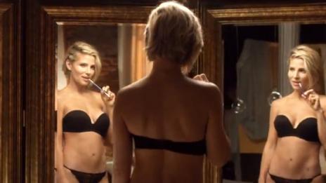 Жената на Крис Хемсуърт се съблича в нова реклама на бельо