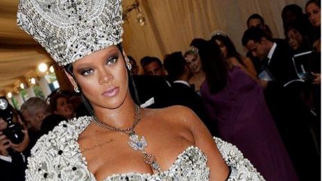 Риана засенчи дори папата след появата си на Мет Гала 2018. Феновете реагират