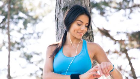 Фитнес гривните не ни помагат да сме по-слаби