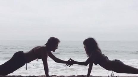 Хали Бери ни припомня, че е момиче на Бонд