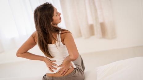 Вредно ли е да си изпуквате гърба?