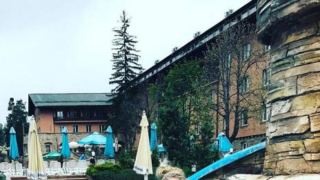 Антония Петрова се разхвърля по бански с... мама