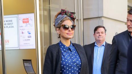 Ева Мендес се появи с тоалет като пижама