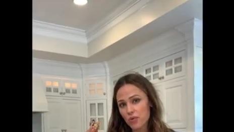 Дженифър Гарнър предизвиква феновете – с курабийки