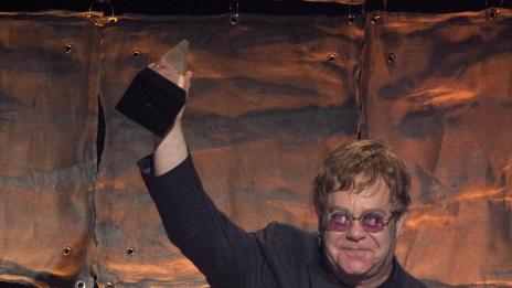 Елтън Джон: Участниците в риалитита трябва да бъдат разстрелвани