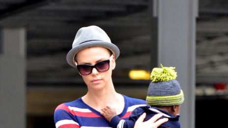 Чарлийз Терон си обръсна главата