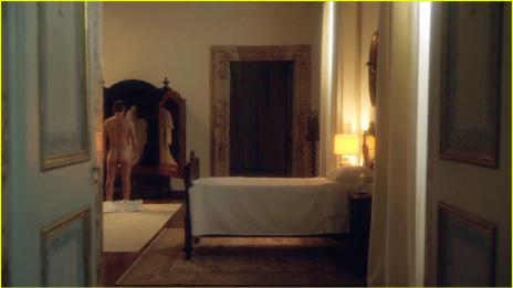 Чар или бедствие: Джъд Лоу извади на показ папско дупе