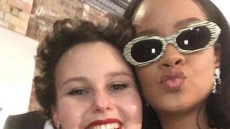 Риана почете своя фенка, починала от рак