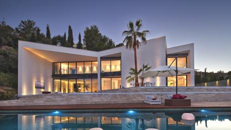 Бялата вила с неправилните форми