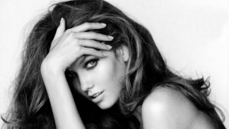 Порасналата малка Карли Клос