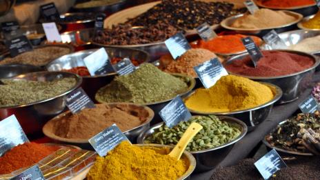 Добавянето на подправки към храната намалява приема на сол