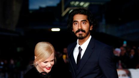 Силен вятър оголи краката на Никол Кидман